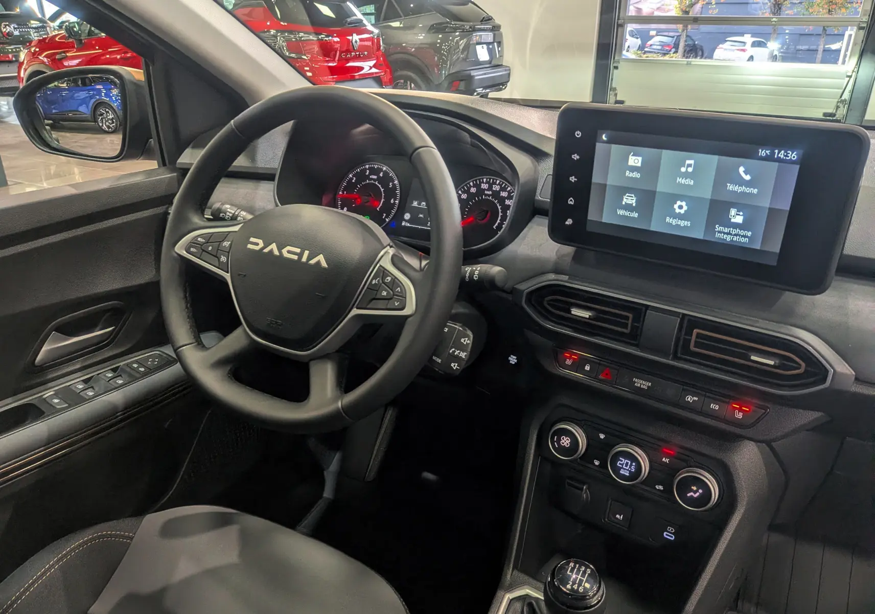 Vue intérieure côté conducteur du Dacia Sandero Stepway TCe 110 Gris Schiste, avec tableau de bord et écran tactile visible.
