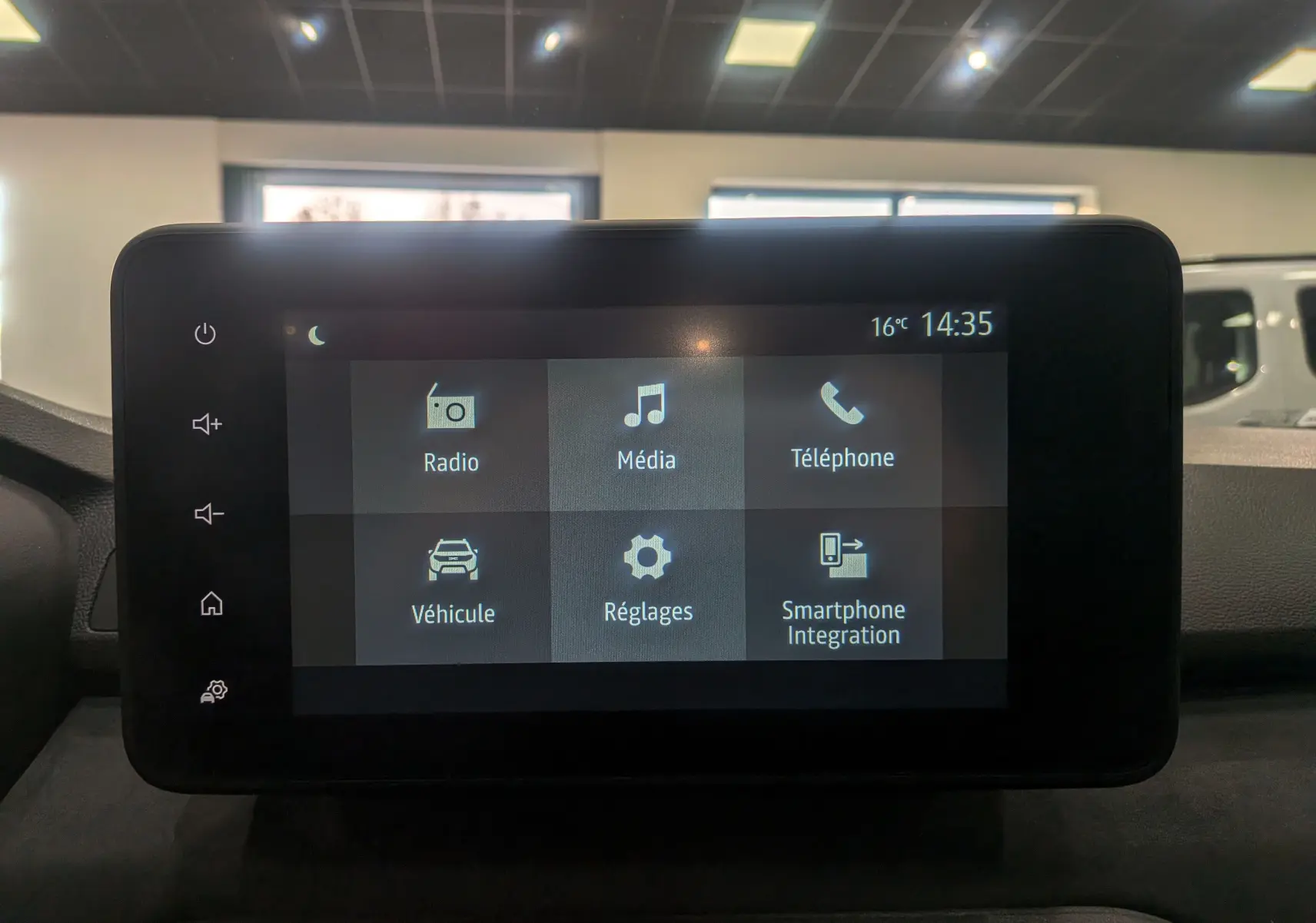 Écran tactile central du tableau de bord de la Dacia Sandero Stepway gris schiste, affichant les options multimédia et véhicule.