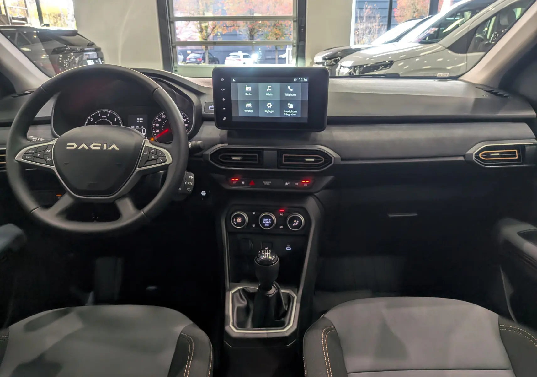 Intérieur de la Dacia Sandero Stepway TCe 110 2025, vue frontale du tableau de bord et volant noir avec écran tactile central.