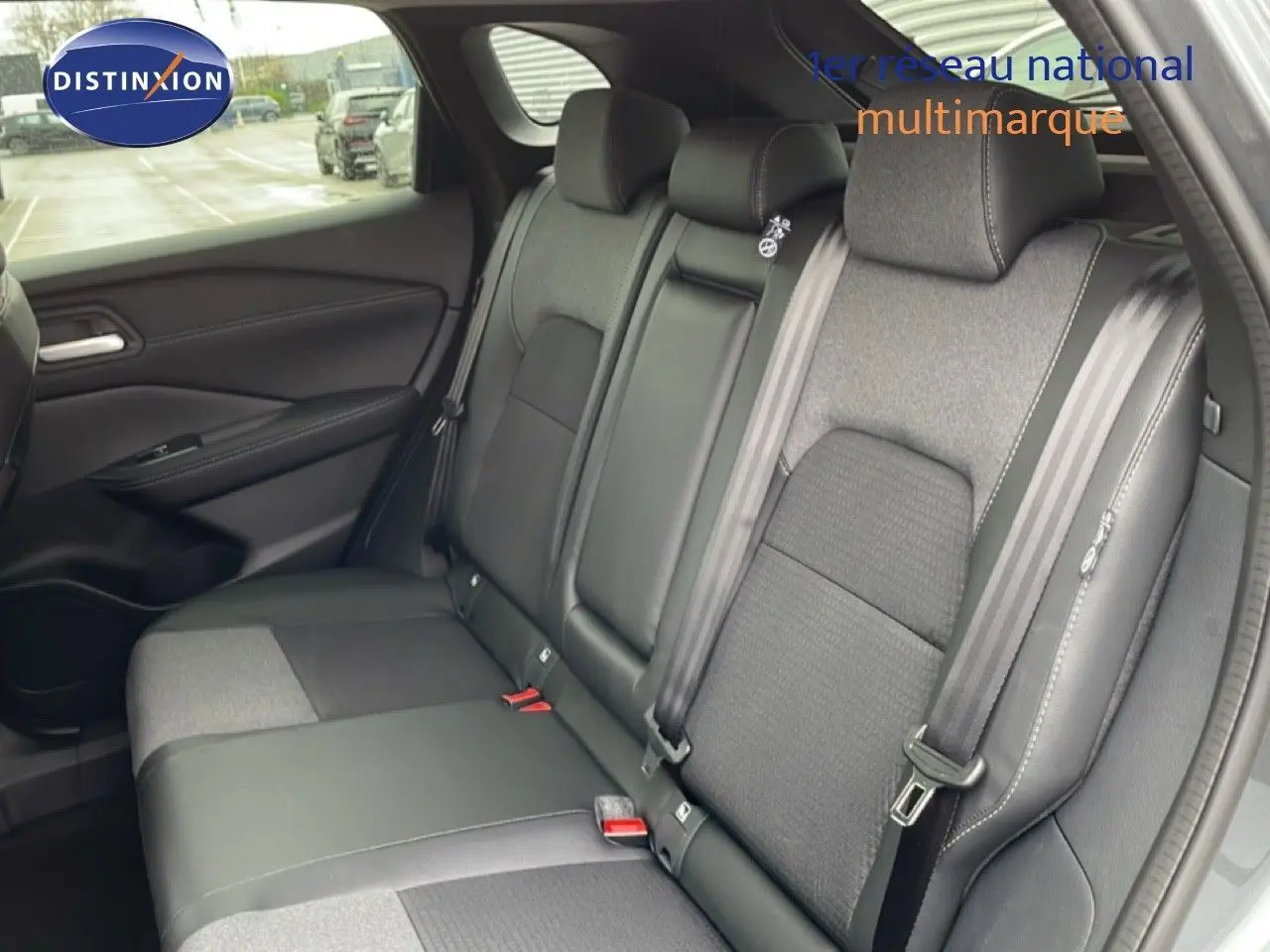 Vue intérieure côté gauche des sièges arrière en tissu et cuir noir du Nissan Qashqai 2025 gris squale metal.