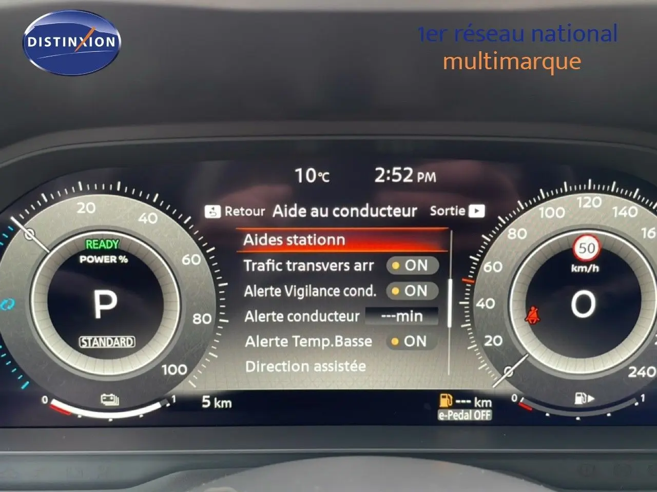 Tableau de bord numérique du Nissan Qashqai 2025 affichant l’aide au conducteur et la vitesse à 0 km/h.