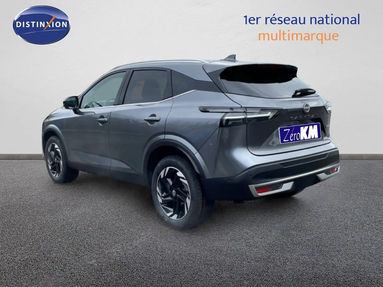 Nissan Qashqai 1.5 E-POWER gris squale métal en 3/4 arrière droit, avec jantes noires et feux LED fins.