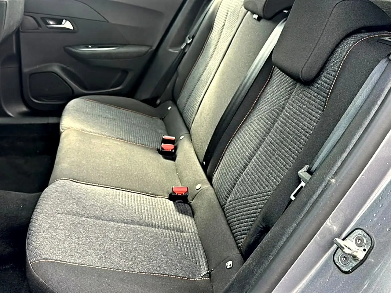 Vue intérieure côté droit sur la banquette arrière gris foncé avec ceintures et appuie-têtes du Peugeot 2008 2025.
