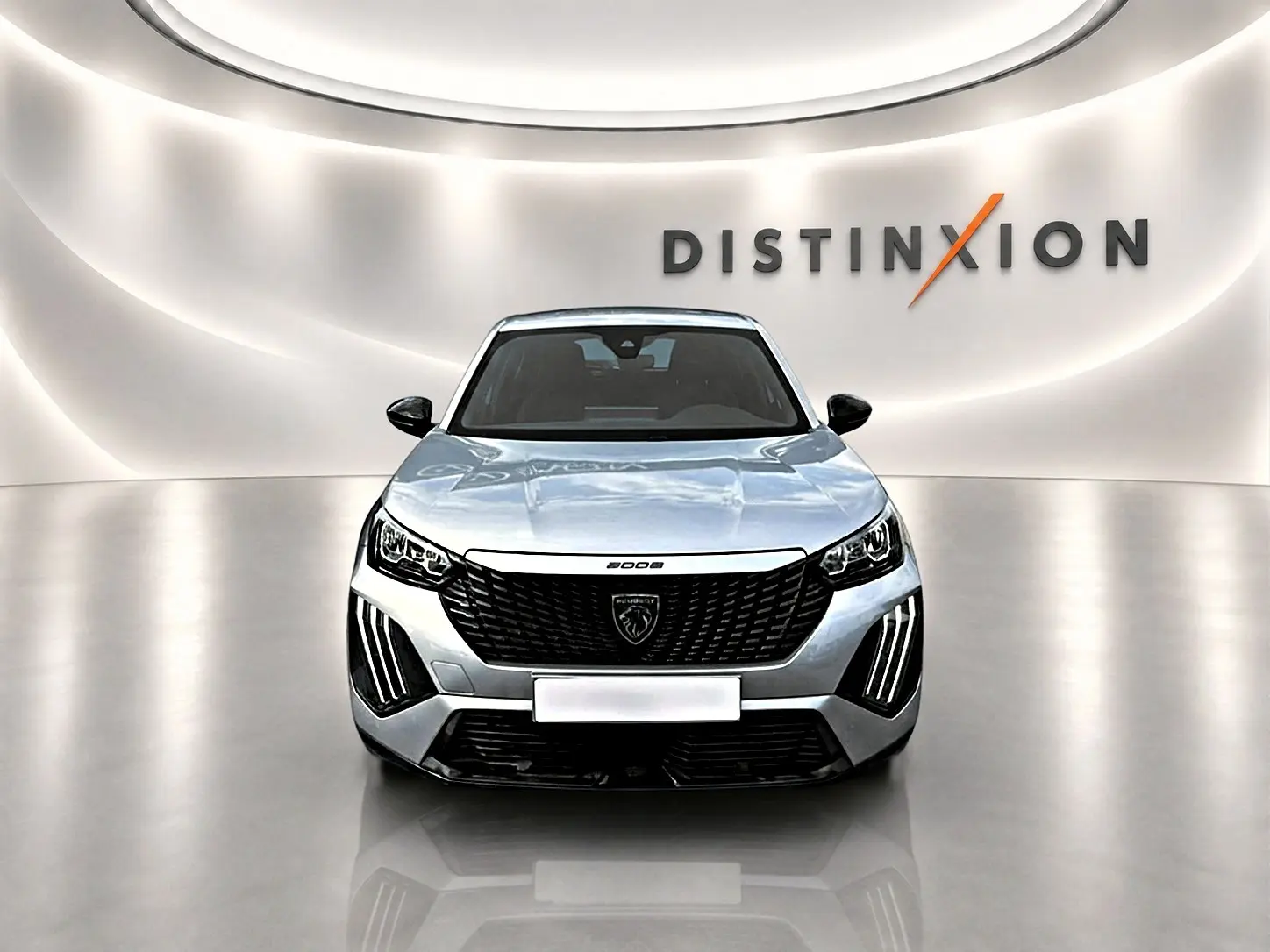Peugeot 2008 gris vue de face, mettant en valeur sa calandre noire distinctive et ses phares LED.