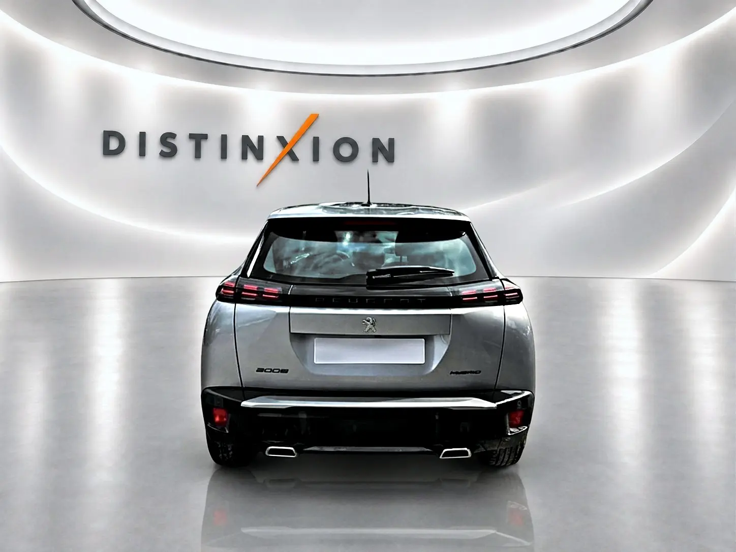 Vue arrière d'un Peugeot 2008 gris 1.2 hybrid 145 style e-dcs6 avec feux arrière LED et double sortie d'échappement.