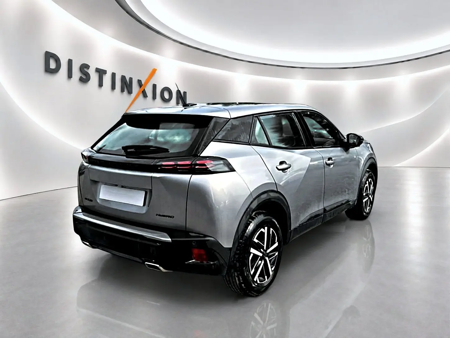 Peugeot 2008 gris en 3/4 arrière droit, avec feux arrière LED et jantes alliage distinctives.