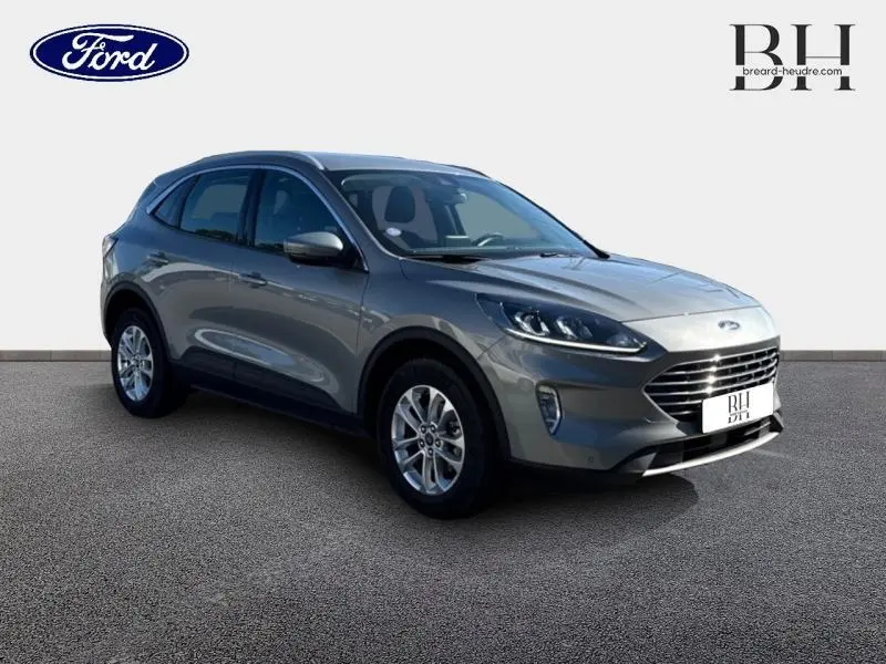 Ford Kuga gris Solar métallisé vu en 3/4 avant droit, avec calandre large et jantes alu visibles