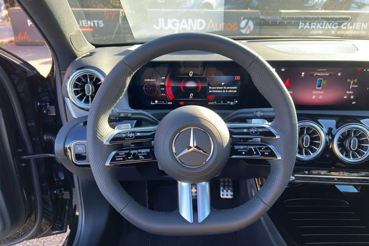 Vue frontale du volant cuir perforé et tableau de bord numérique de la Mercedes Classe A 200D noir cosmos 2026.