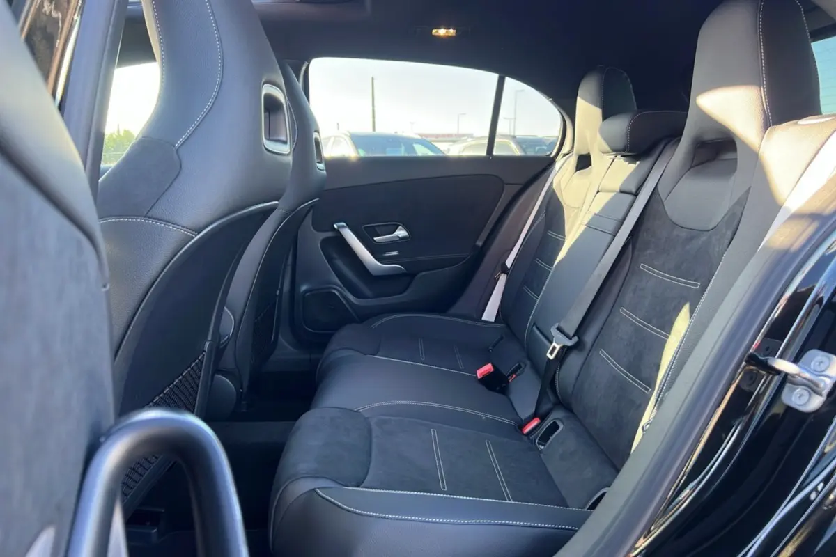 Vue intérieure côté droit sur la banquette arrière en cuir alcantara noir de la Mercedes Classe A 200D Exclusive Design.