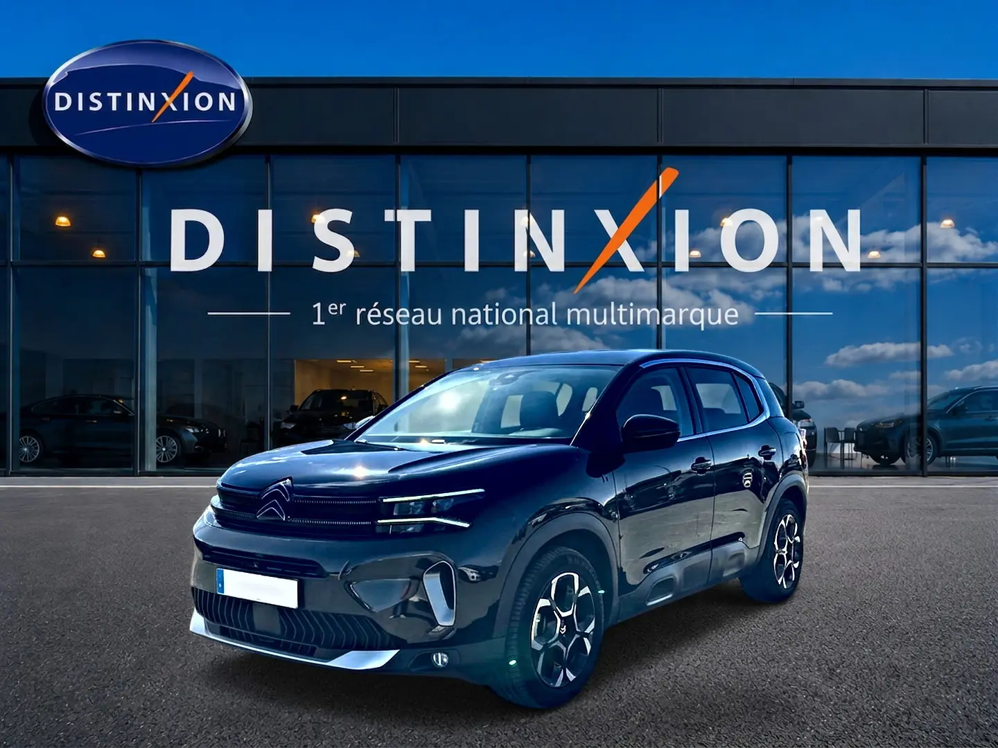 Citroën C5 Aircross noir vue 3/4 avant, avec jantes alu et calandre distinctive devant showroom Distinxion.