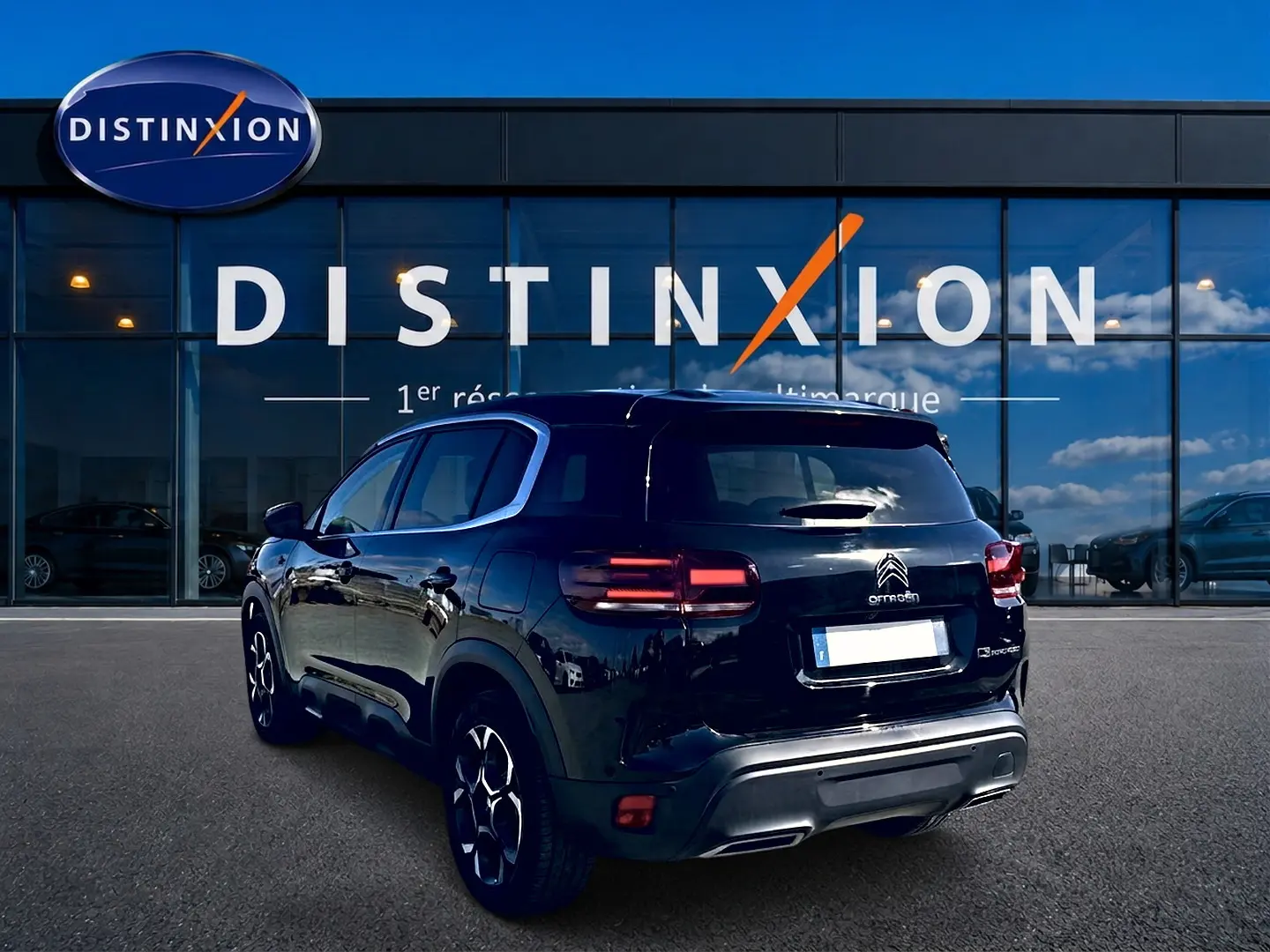 Vue 3/4 arrière droite du Citroën C5 Aircross noir 2024, avec feux arrière LED et jantes alliage distinctives.