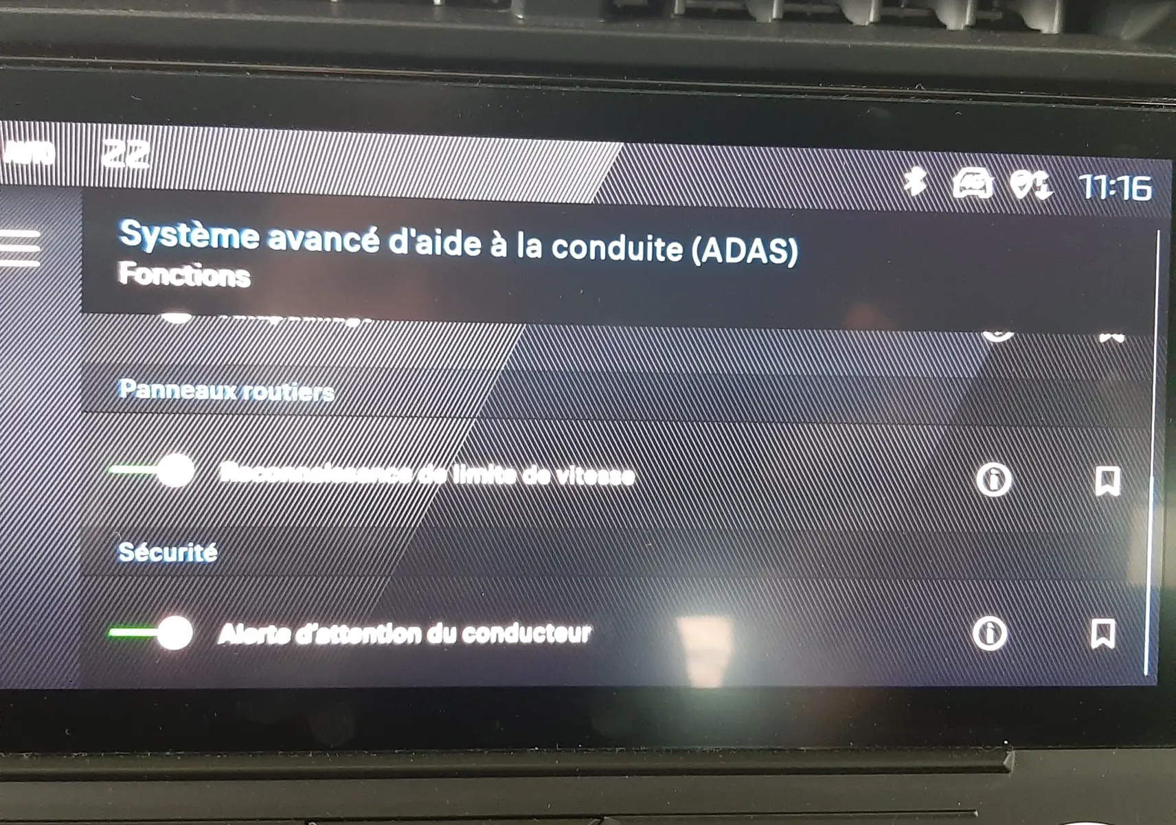Écran tactile du système d'aide à la conduite de la Peugeot 308 blanc banquise, affichant les réglages ADAS.