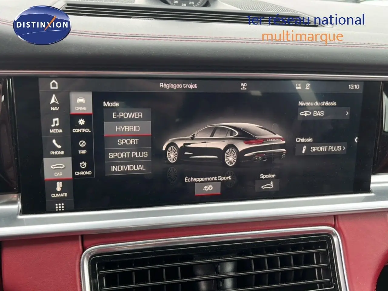 Écran central de la Porsche Panamera 4 E-Hybrid 2017 montrant les réglages de conduite en mode Sport, intérieur cuir rouge.