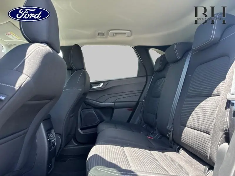 Vue intérieure côté droit des sièges arrière noirs en tissu du Ford Kuga 2022 avec ceintures et appuie-têtes visibles.
