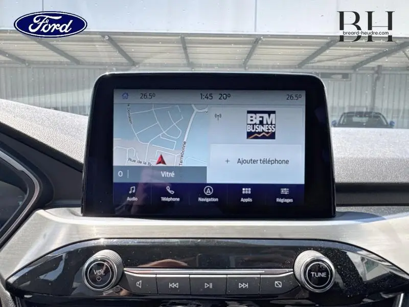 Écran tactile central du Ford Kuga 2022 affichant la navigation et options multimédia, intérieur noir.