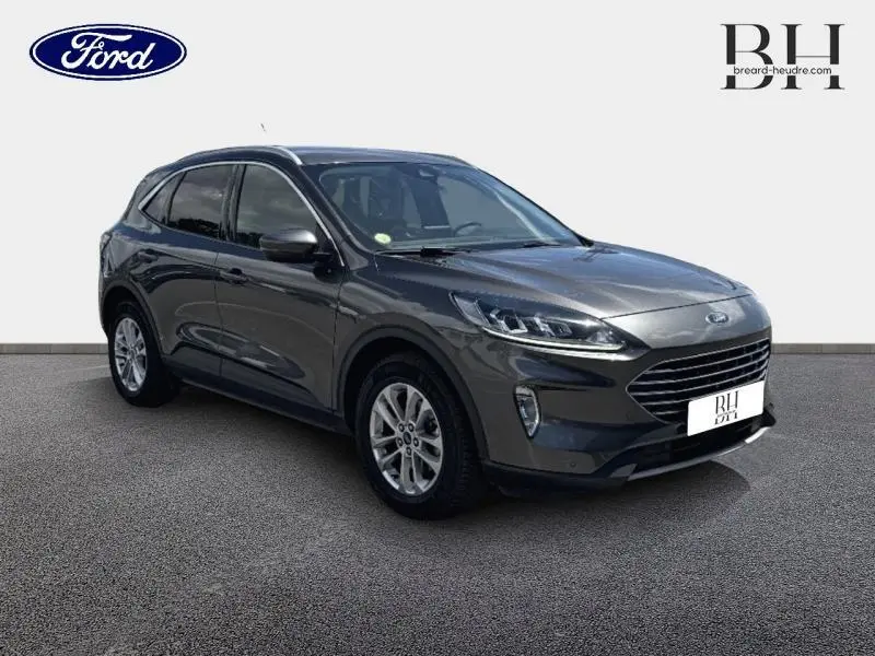 Ford Kuga 1.5 EcoBlue gris Magnetic métallisé en vue 3/4 avant droit avec jantes alu et vitres surteintées.