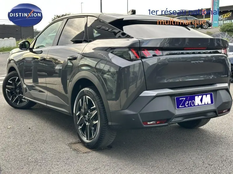 Vue 3/4 arrière droite d'un Peugeot 3008 gris titane avec jantes alliage noires et feux arrière LED distinctifs