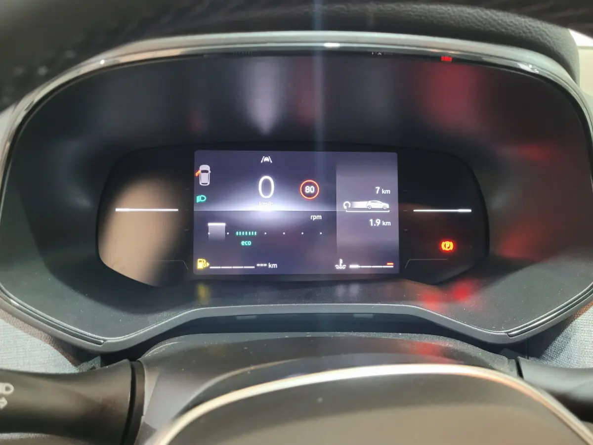 Combiné d'instruments numérique de la Renault Clio gris foncé, affichage multifonctions au tableau de bord.