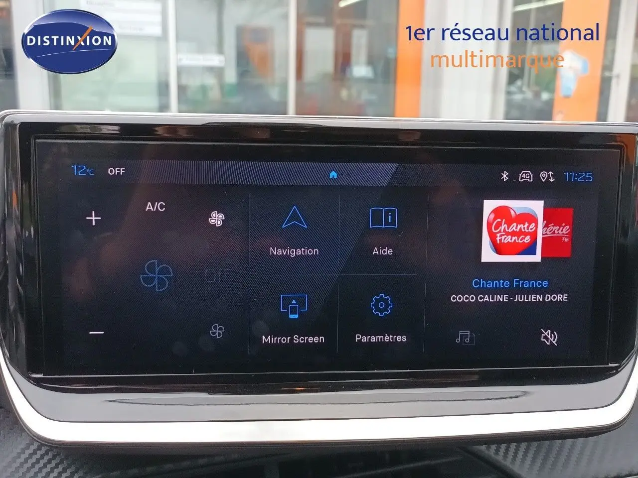 Écran tactile central de la Peugeot 208 2025 affichant la navigation et la radio Chante France.
