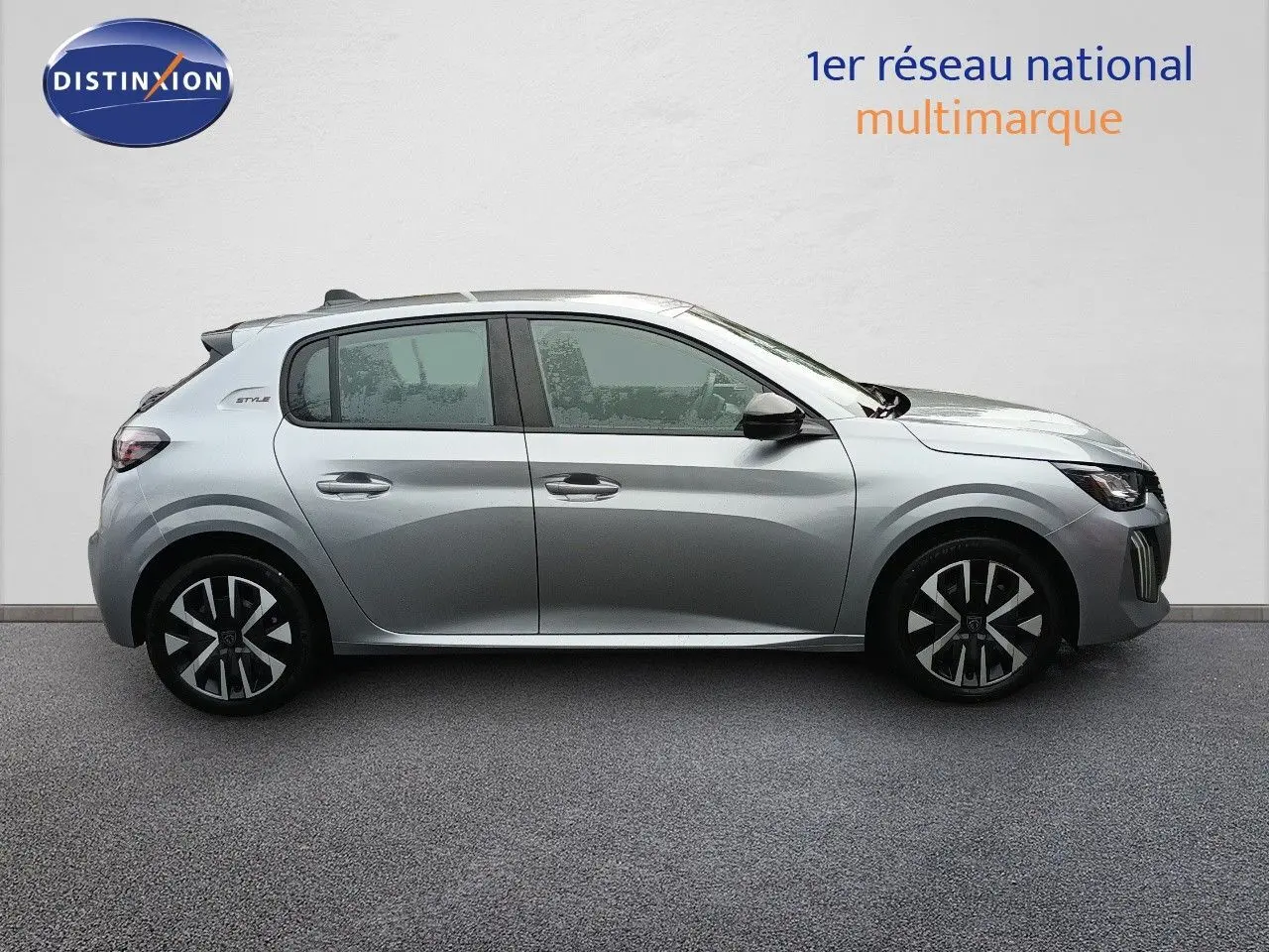 Vue de profil droit d'une Peugeot 208 1.2 100CH S&S STYLE gris Artense métal avec jantes noires et détails modernes.