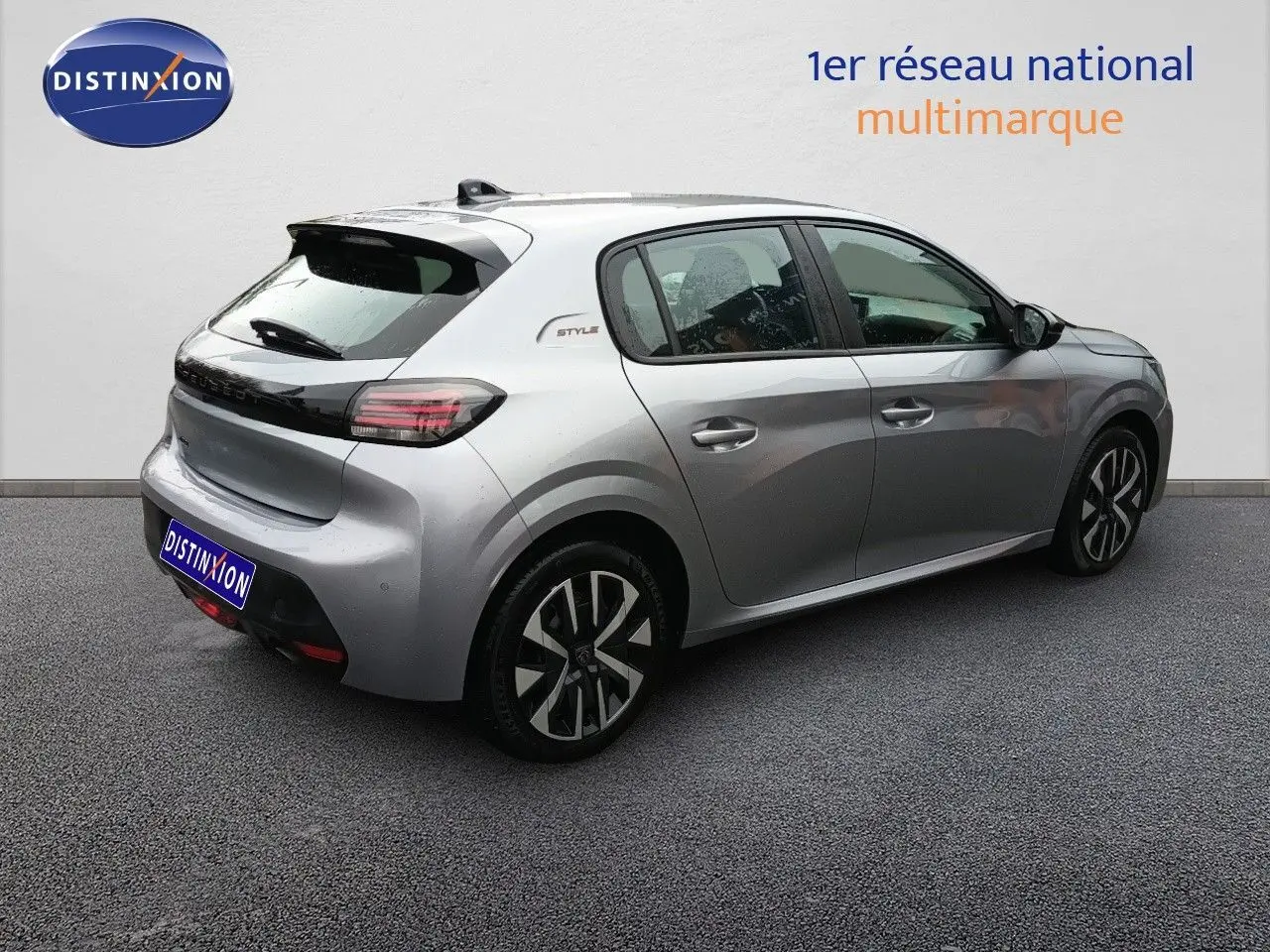 Peugeot 208 gris Artense métal vue 3/4 arrière droit, avec jantes alliage et toit noir contrasté.