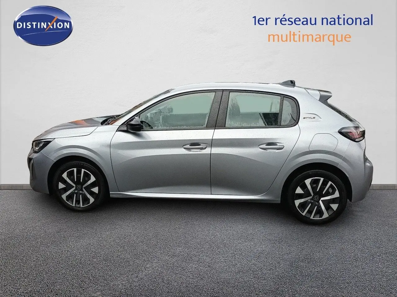 Peugeot 208 gris Artense métal vue de profil côté gauche, avec jantes alliage et badge Style sur l'aile arrière.