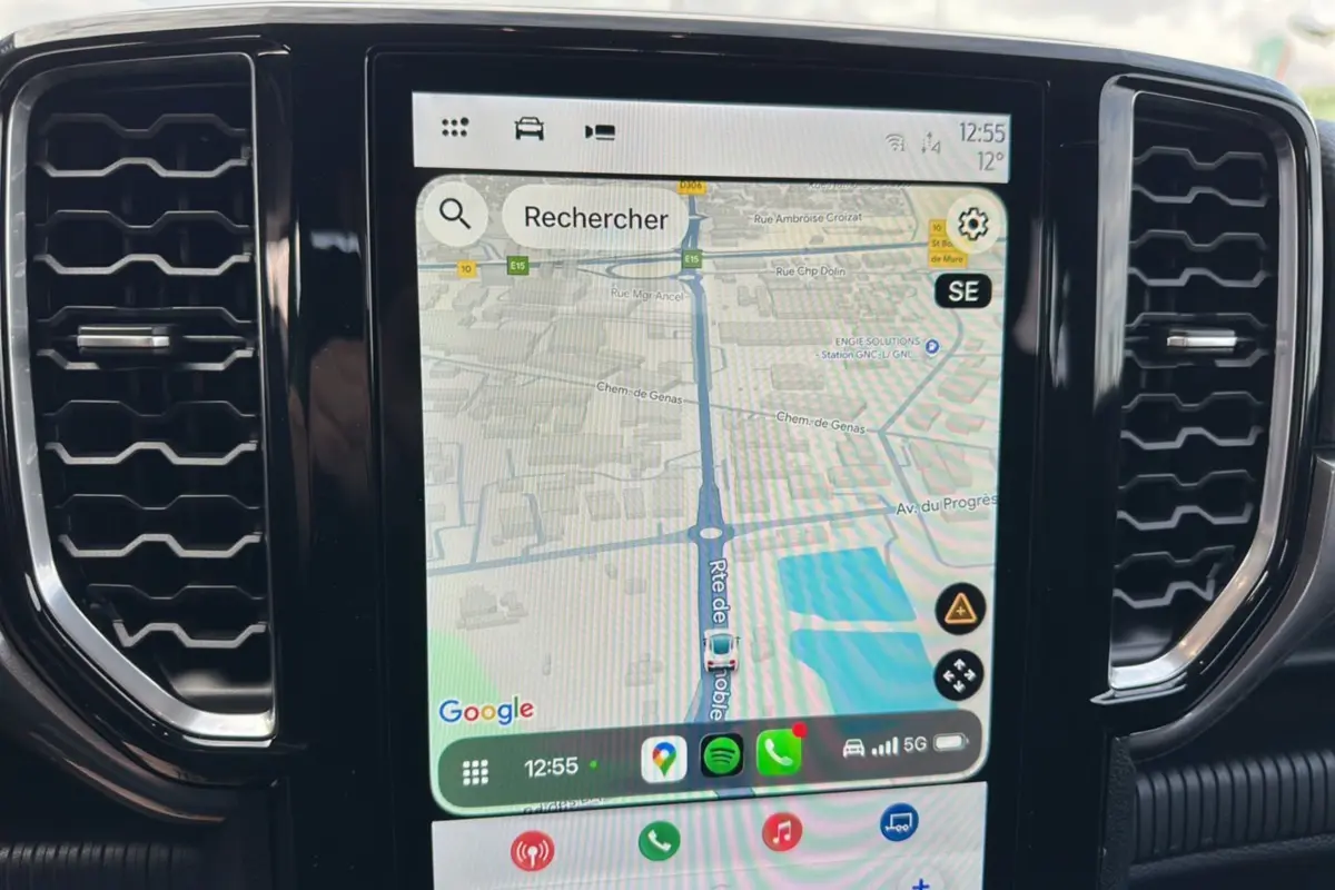 Écran tactile central du Ford Ranger 2026 affichant la navigation GPS avec interface connectée, entouré de grilles d'aération noires.