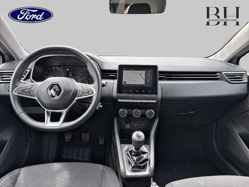 Vue intérieure avant de la Renault Clio 1.0 TCe 100ch Business 2020, tableau de bord avec écran tactile et boîte manuelle.