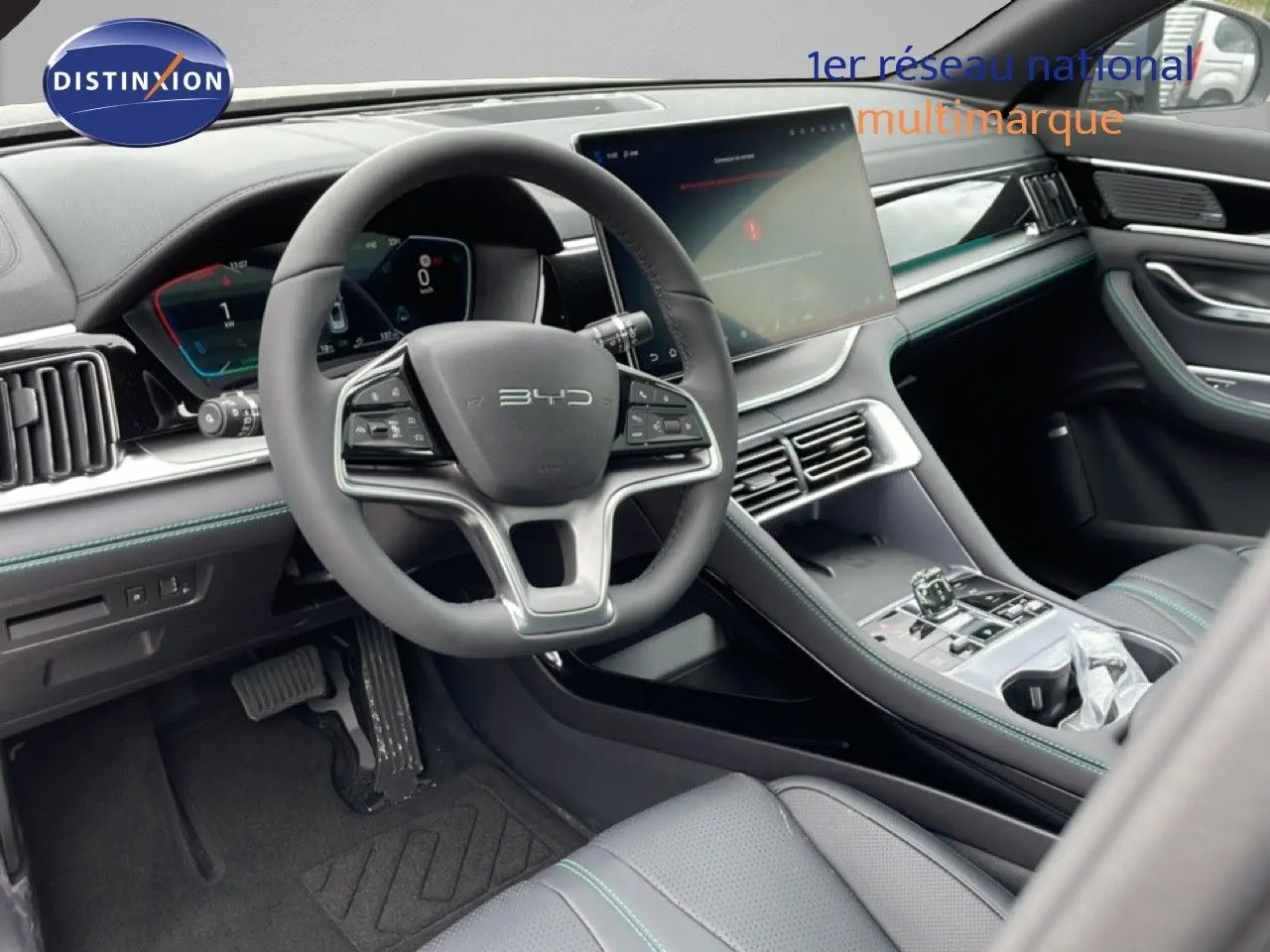 Vue intérieure côté conducteur du BYD SEAL U 2026 en gris, avec tableau de bord numérique et écran tactile central.