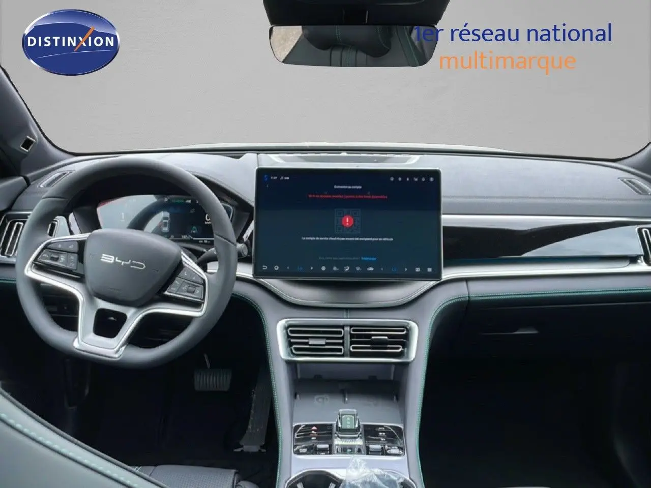 Vue intérieure frontale du tableau de bord du BYD SEAL U 2026 avec écran tactile central et volant multifonction noir.