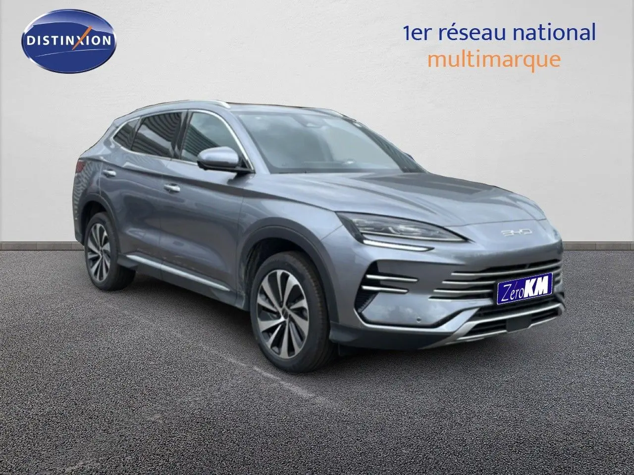 Vue 3/4 avant droite du SUV BYD SEAL U hybride rechargeable en gris métallisé TIME GREY, avec calandre et phares LED distinctifs.