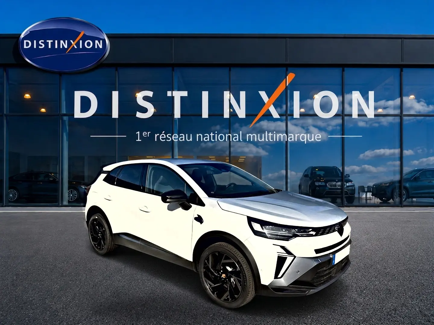 Renault Symbioz blanc nacré vu en 3/4 avant droit, avec jantes noires et détails noirs contrastants.