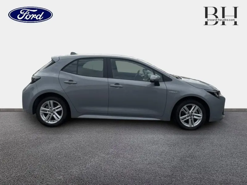 Vue de profil côté gauche d'une Toyota Corolla 122h Dynamic Business 2020 en gris Manhattan métallisé avec jantes alu.