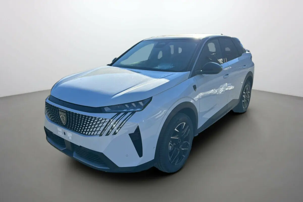 Peugeot 3008 Hybrid blanc okénite avec toit noir, vue 3/4 avant mettant en valeur la calandre distinctive et les jantes alu.