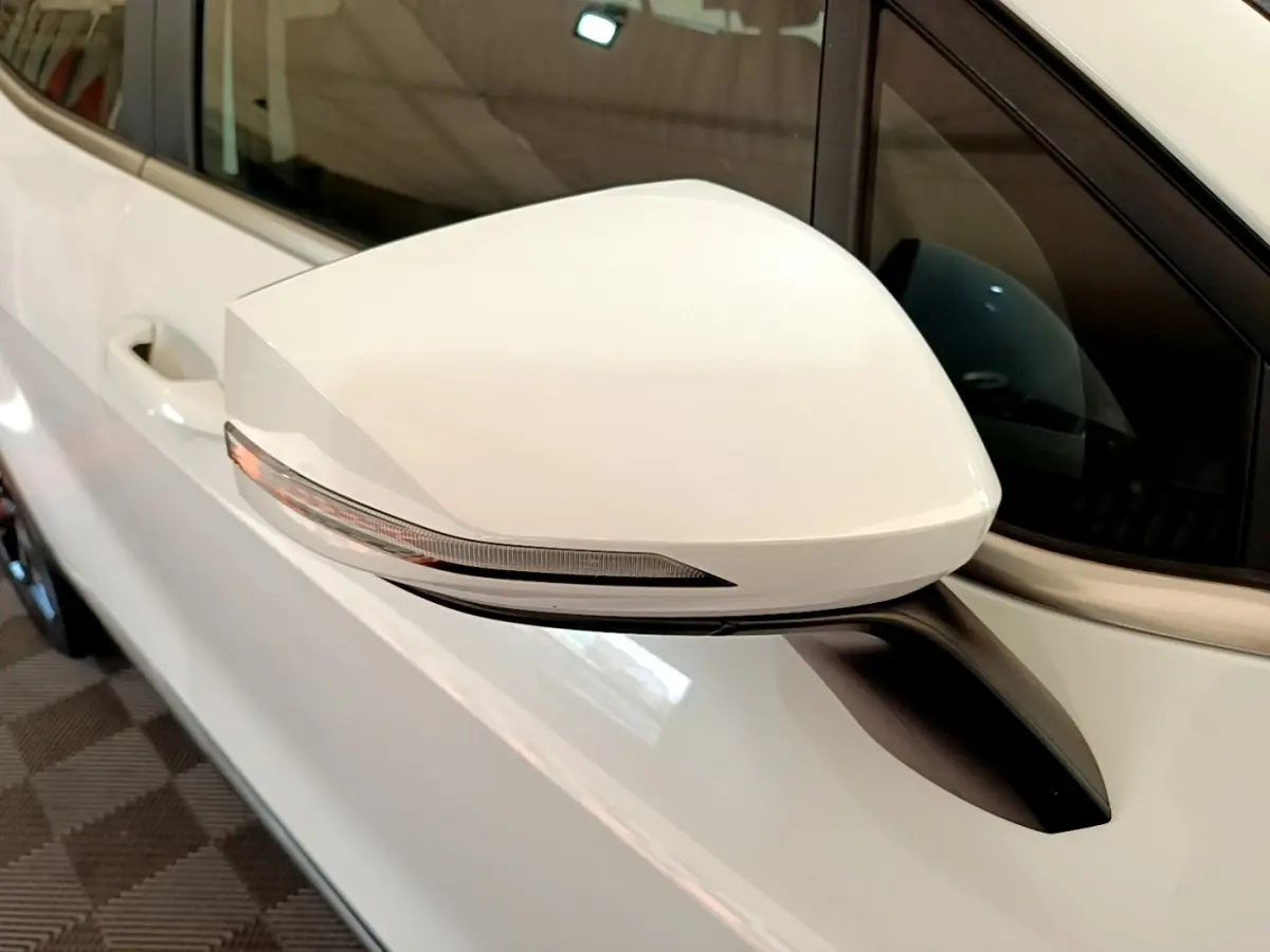 Rétroviseur droit blanc avec clignotant intégré sur KIA SPORTAGE hybride rechargeable vue de près côté droit.