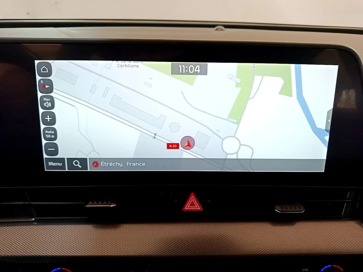 Écran tactile central du tableau de bord du KIA Sportage blanc 2022 affichant la navigation GPS.
