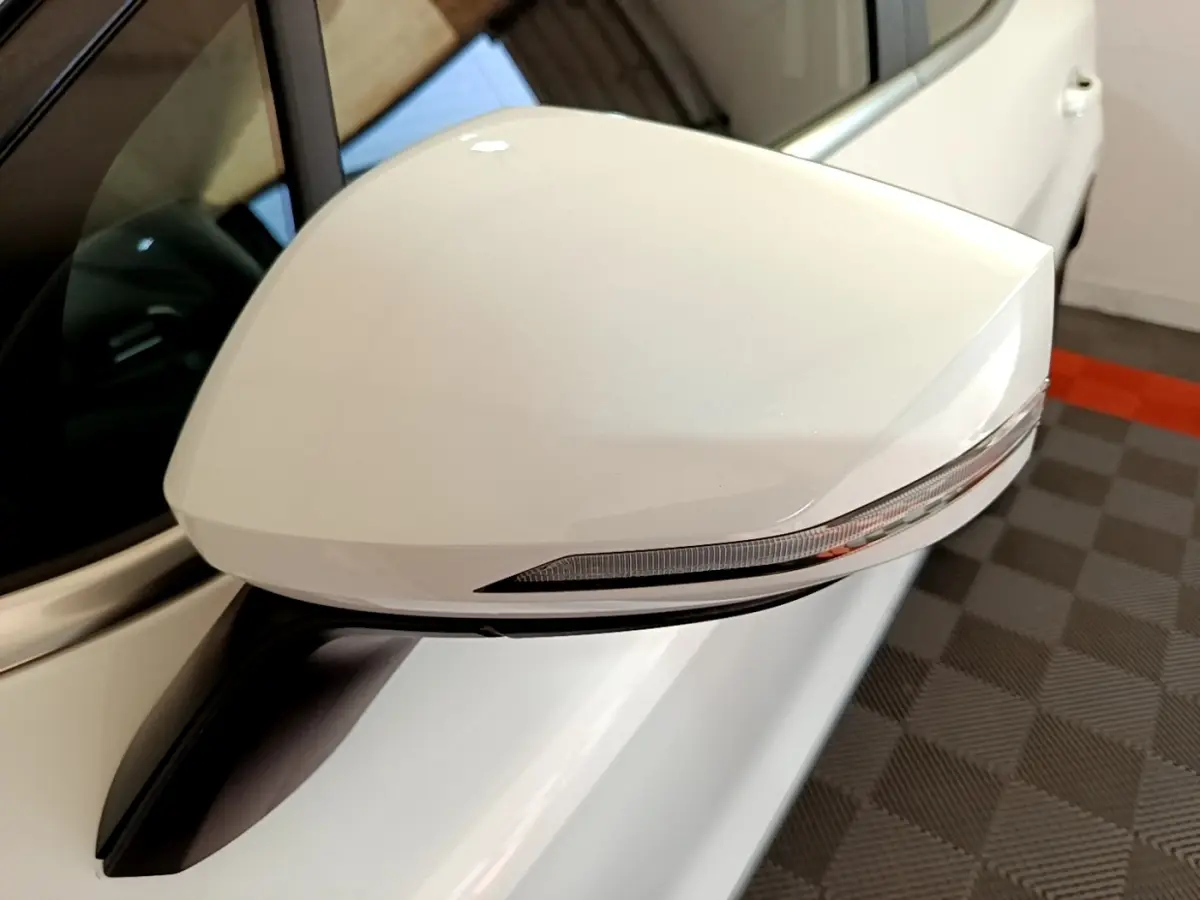 Rétroviseur blanc côté droit du Kia Sportage 2022 hybride rechargeable, avec clignotant intégré, vue rapprochée.