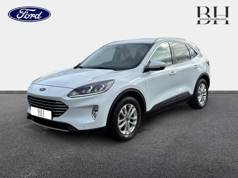 Vue 3/4 avant droite d'un Ford Kuga blanc Glacier 2021 avec jantes alu et vitres arrière surteintées.