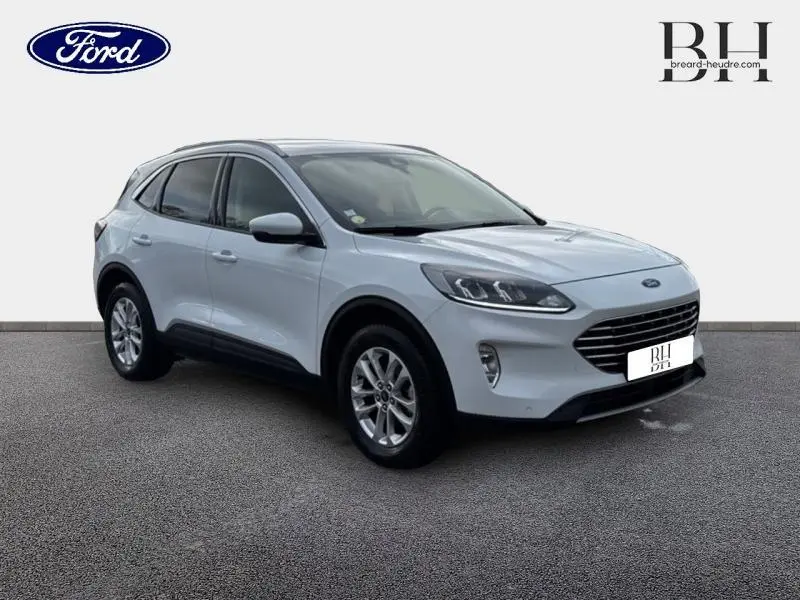 Ford Kuga blanc Glacier en vue 3/4 avant droit, avec jantes alu et vitres arrière surteintées.