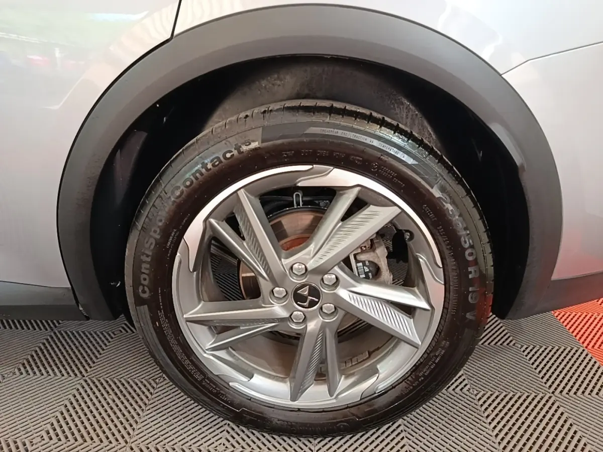 Gros plan sur la roue arrière droite gris foncé du DS7 Crossback E-TENSE 225 avec jante alliage distinctive.