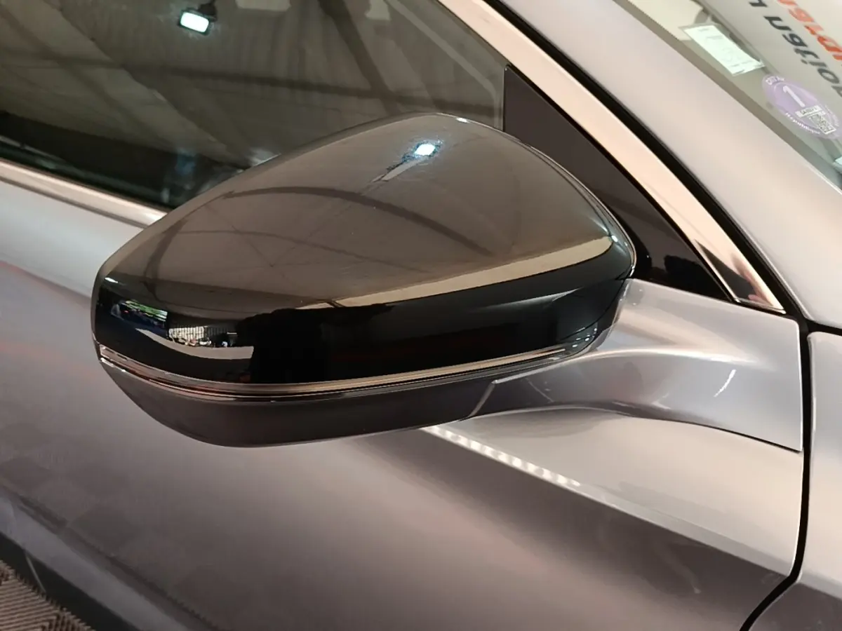 Rétroviseur extérieur droit noir brillant sur DS7 Crossback gris foncé, vue rapprochée côté conducteur.