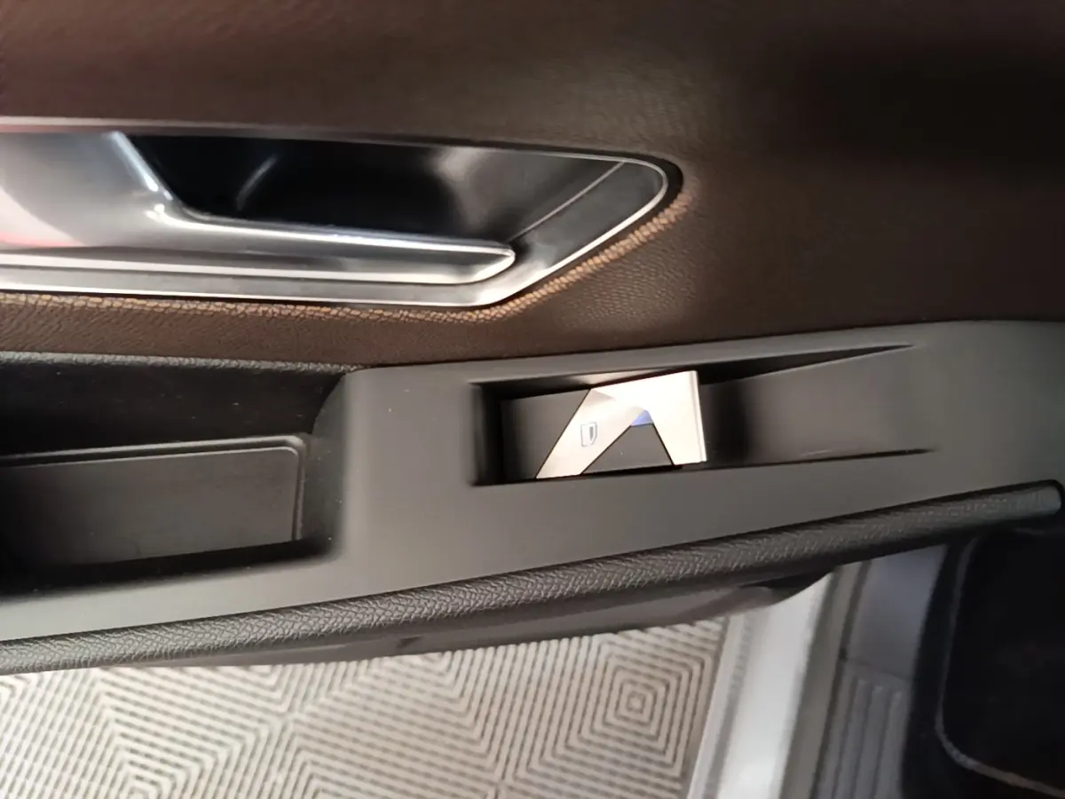 Détail de la commande de lève-vitre côté conducteur dans l'habitacle du DS7 Crossback E-TENSE 225 Business.