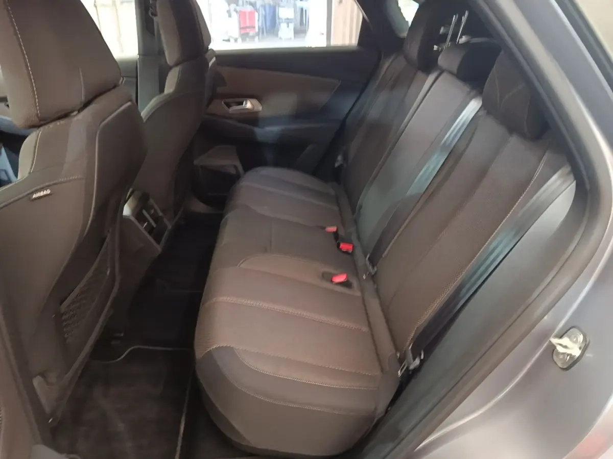 Vue intérieure côté droit sur la banquette arrière noire du DS7 Crossback E-TENSE 225 BUSINESS, sièges 3 places rabattables.