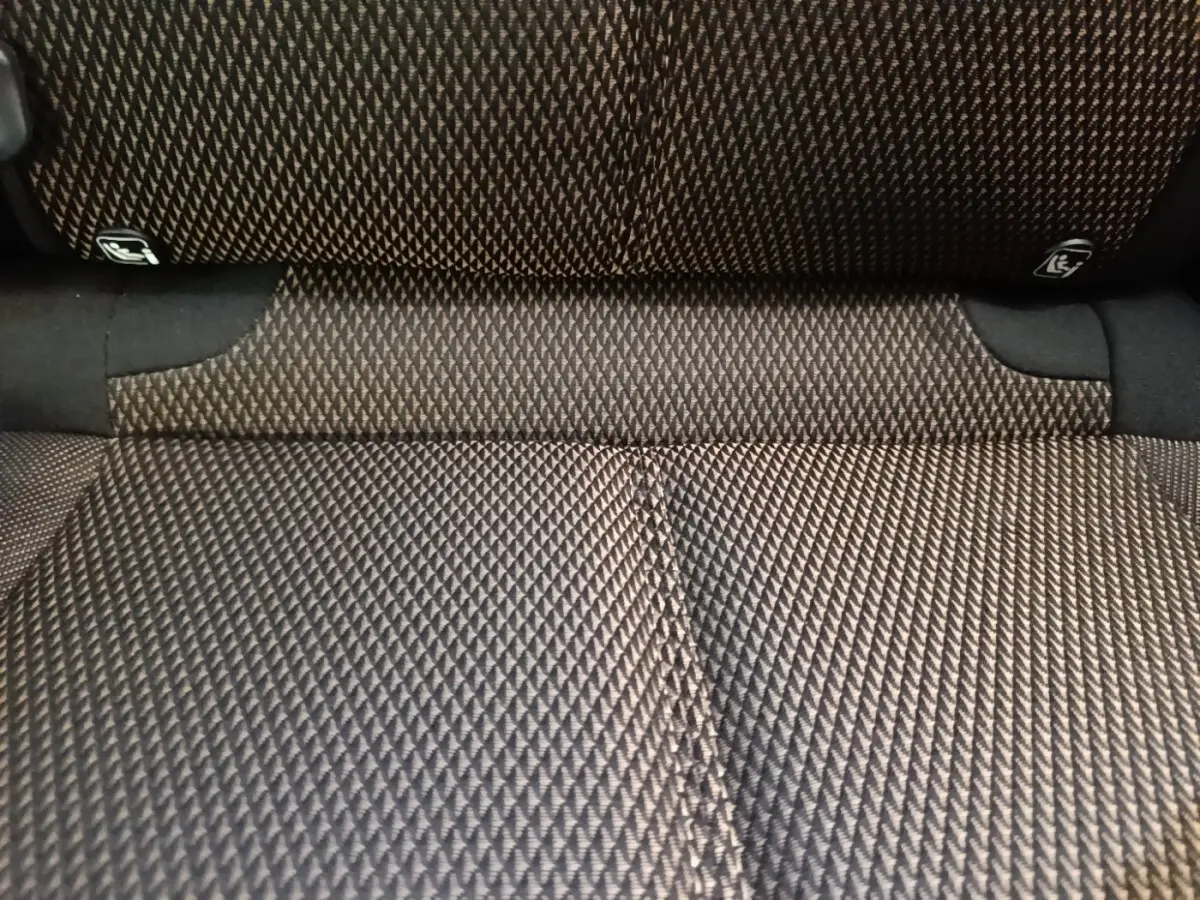 Gros plan sur la banquette arrière en tissu gris foncé à motifs triangulaires du DS7 Crossback E-TENSE 225 BUSINESS.