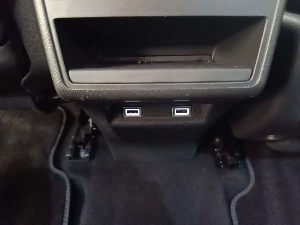 Vue rapprochée des ports USB arrière sous la console centrale du DS7 Crossback gris foncé, version E-TENSE 225 BUSINESS.