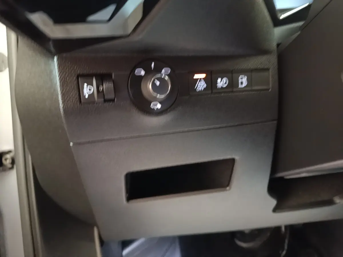 Détail des commandes d’éclairage et d’aide à la conduite sur le tableau de bord côté conducteur du DS7 Crossback gris foncé.