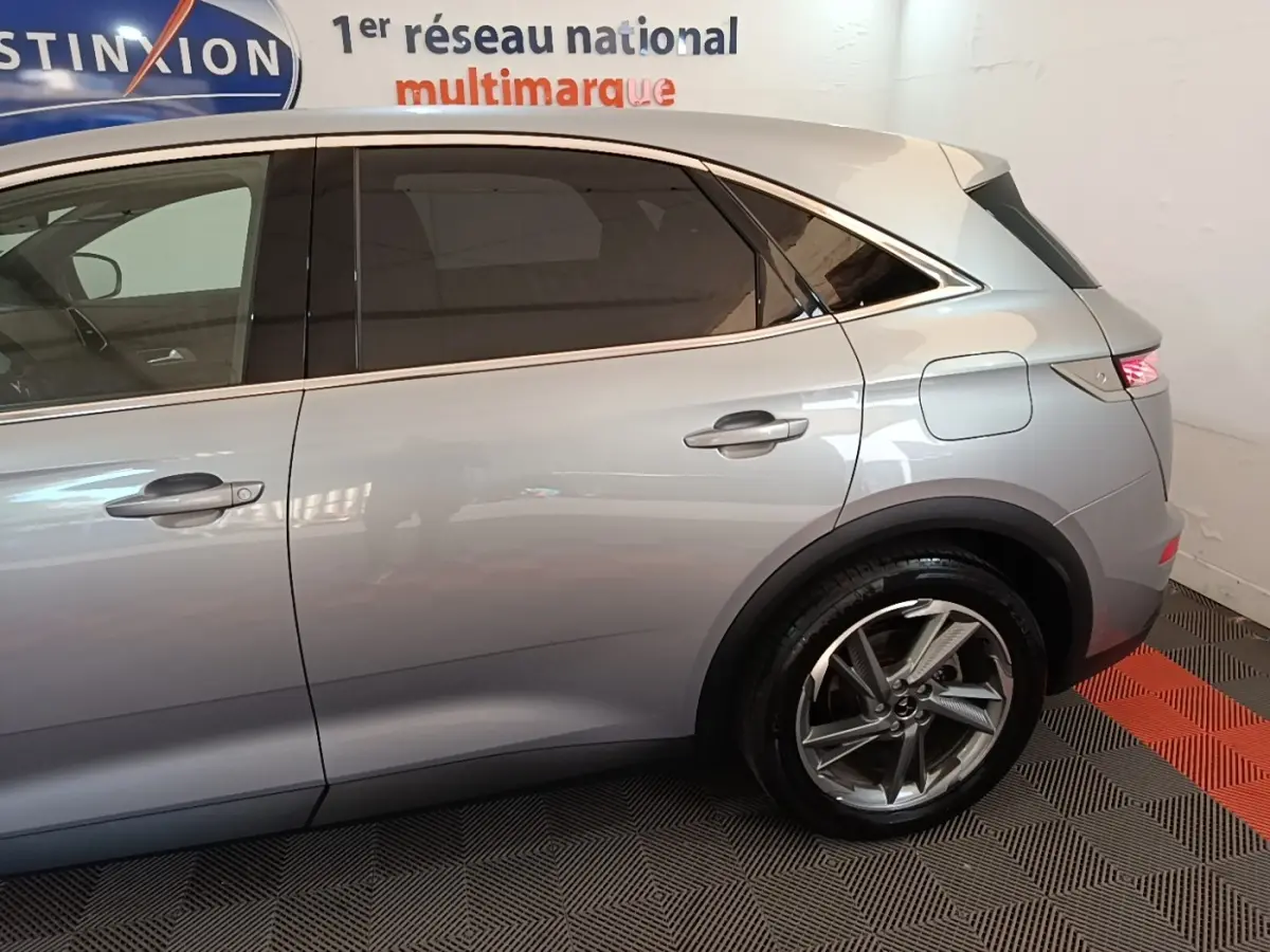 Vue côté droit arrière du DS7 Crossback E-TENSE 225 Business gris foncé avec jante alliage et vitres teintées.