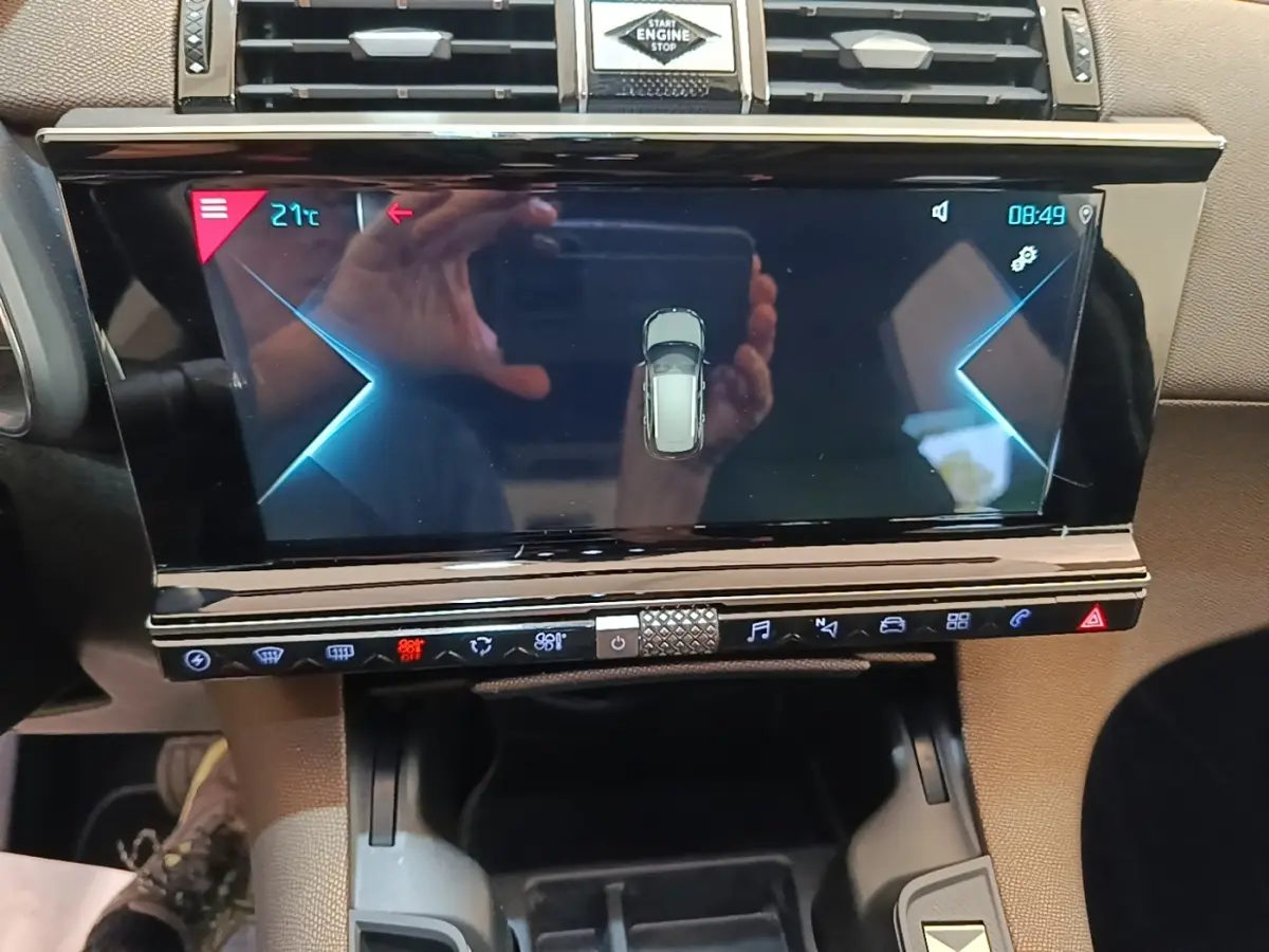 Écran tactile central de la DS7 Crossback E-TENSE 225 gris foncé, vue frontale du tableau de bord avec commandes digitales.