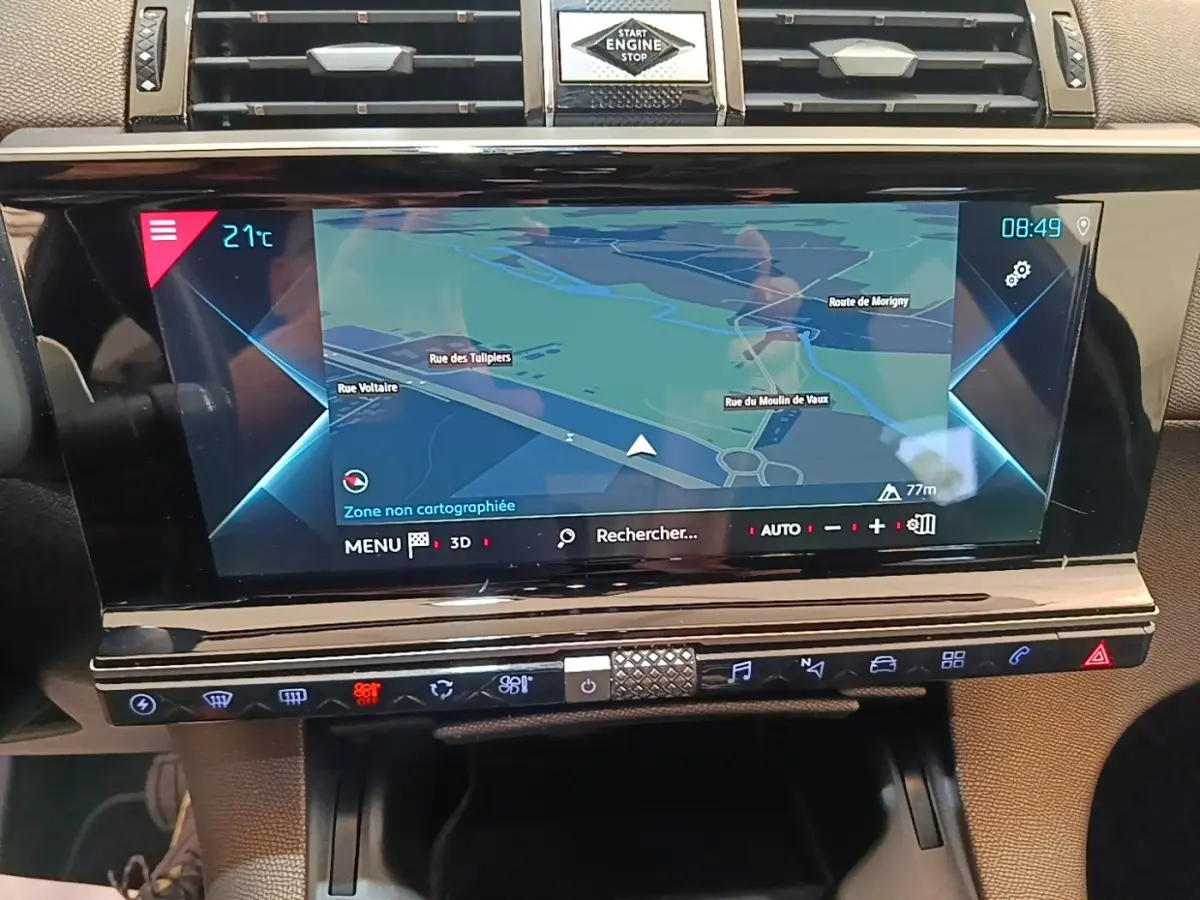 Vue rapprochée de l’écran tactile 12 pouces du système de navigation 3D du DS7 Crossback E-TENSE 225 Business.