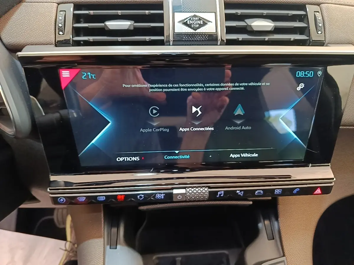 Écran tactile central du tableau de bord du DS7 Crossback E-TENSE 225 gris foncé, affichant Apple CarPlay et Android Auto.